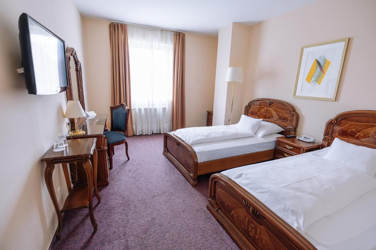 Pannonia Hotel Шопрон Екстериор снимка