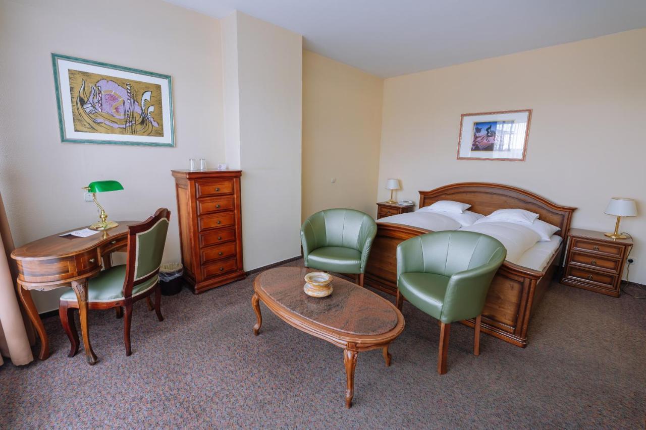 Pannonia Hotel Шопрон Екстериор снимка