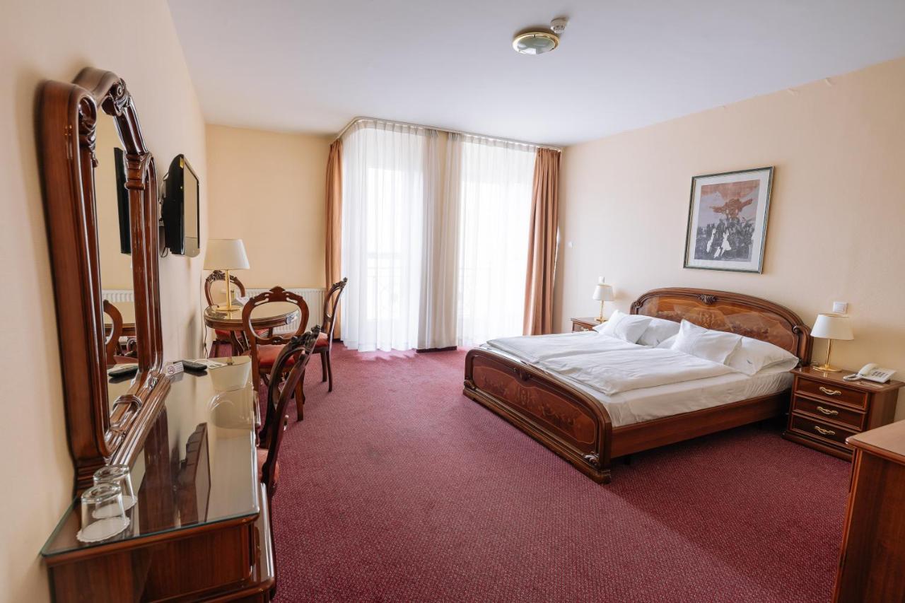 Pannonia Hotel Шопрон Екстериор снимка