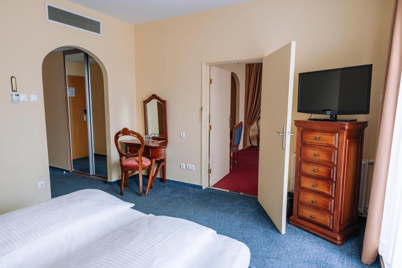 Pannonia Hotel Шопрон Екстериор снимка