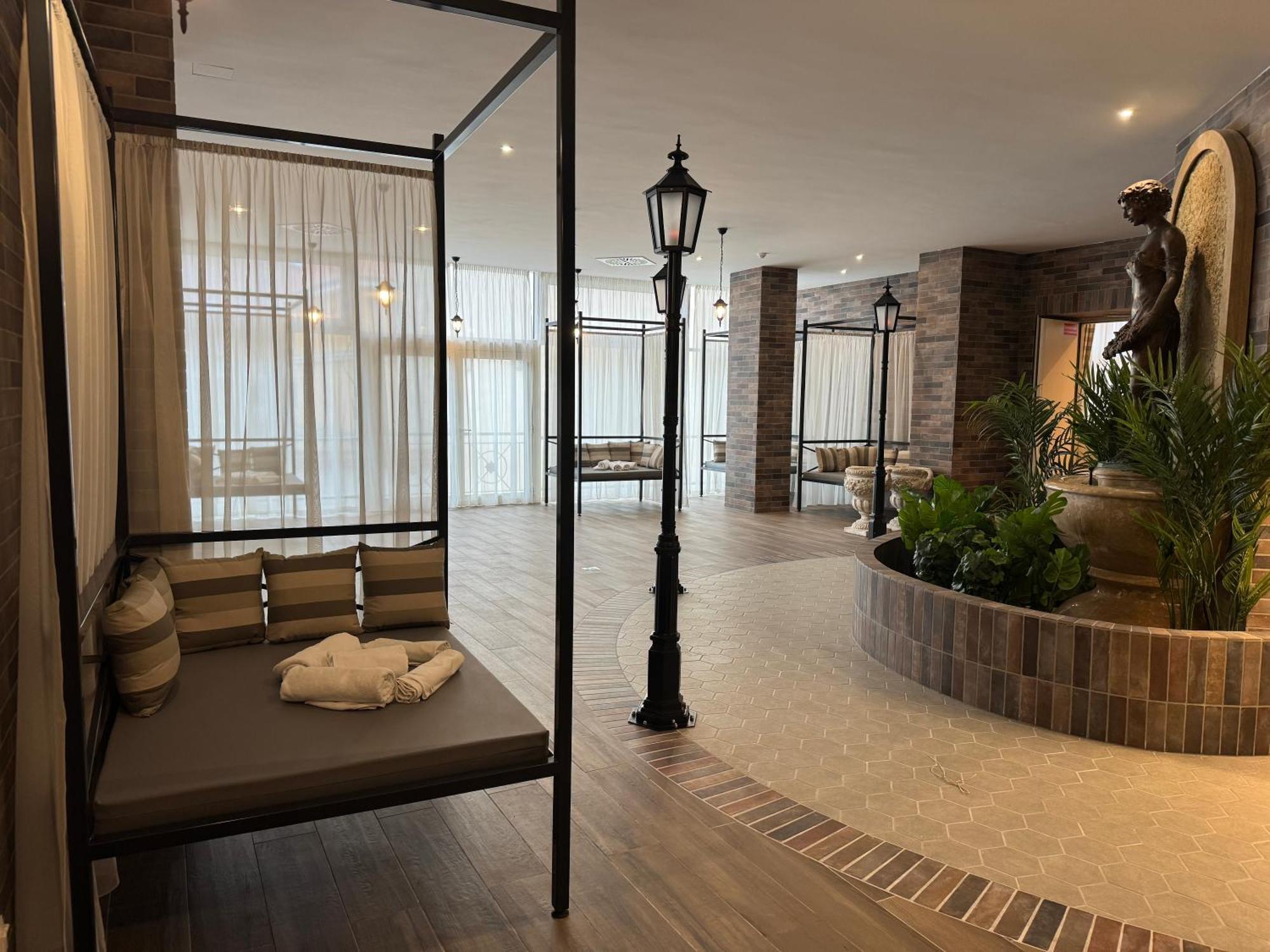 Pannonia Hotel Шопрон Екстериор снимка