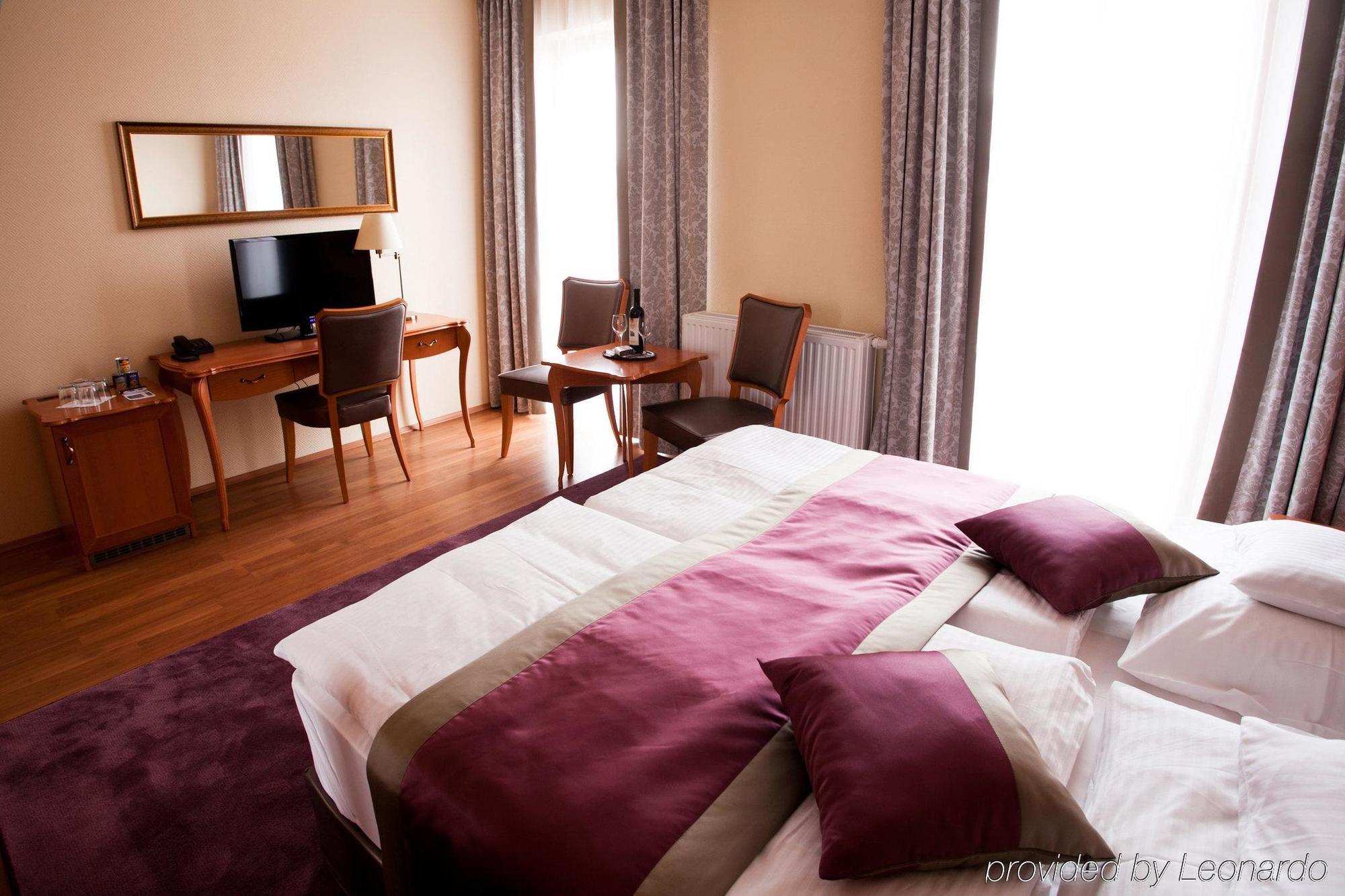 Pannonia Hotel Шопрон Екстериор снимка