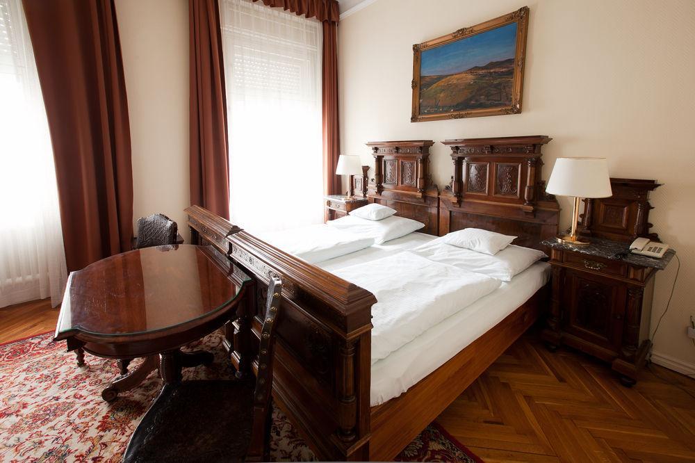 Pannonia Hotel Шопрон Екстериор снимка