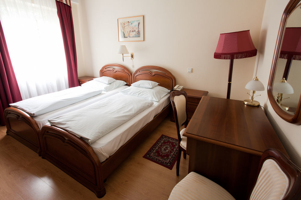 Pannonia Hotel Шопрон Екстериор снимка