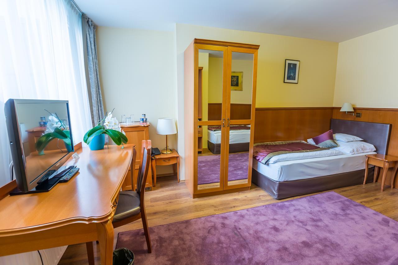 Pannonia Hotel Шопрон Екстериор снимка