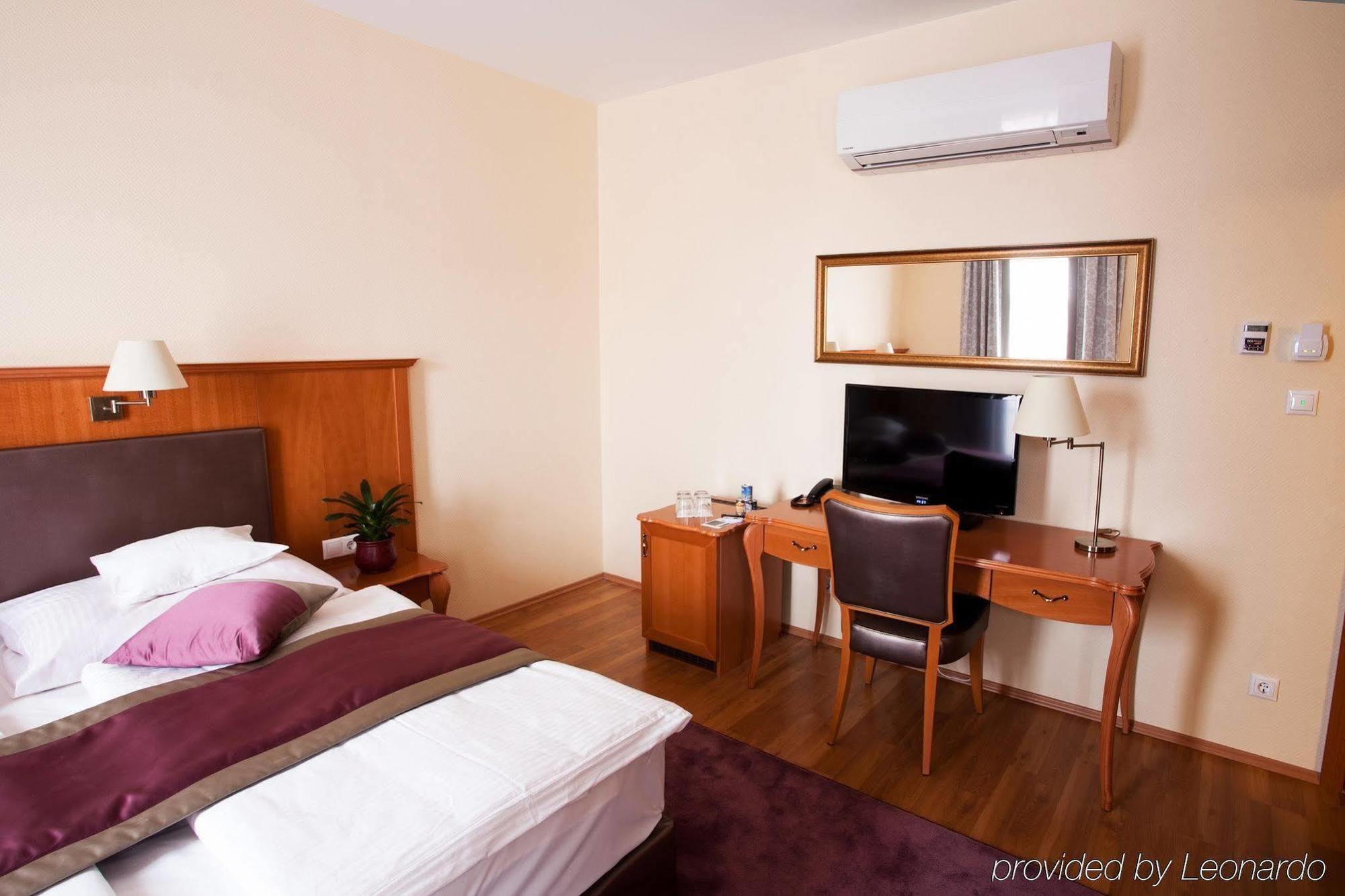 Pannonia Hotel Шопрон Екстериор снимка