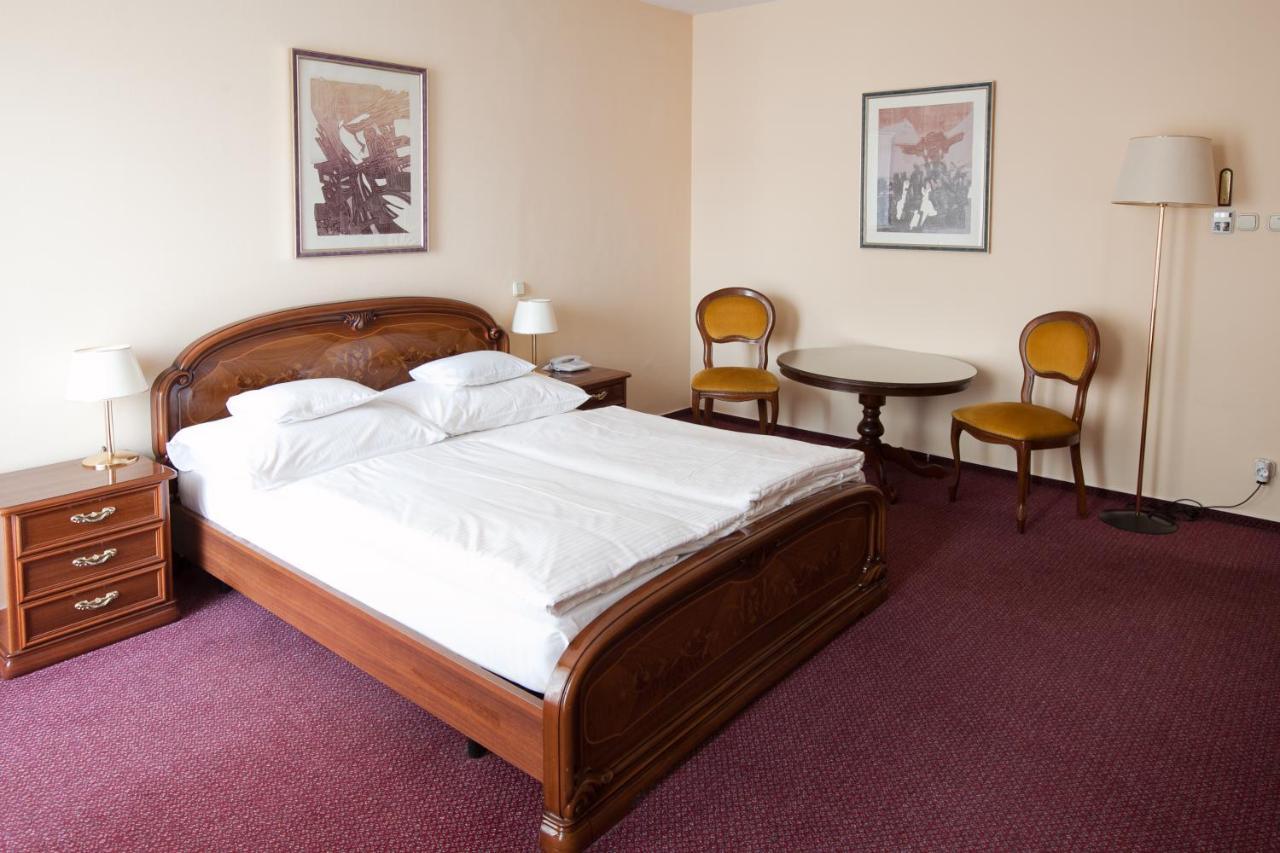 Pannonia Hotel Шопрон Екстериор снимка
